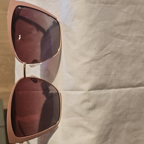 Stylish Pink and Black Sunglasses for a Bold Look - Picture 6 of 16